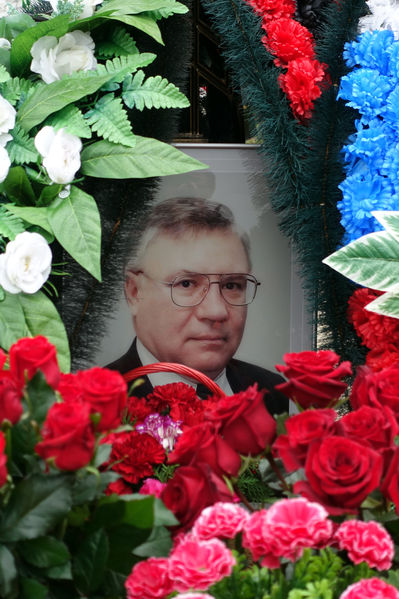 Файл:Генералов портрет на могиле.JPG