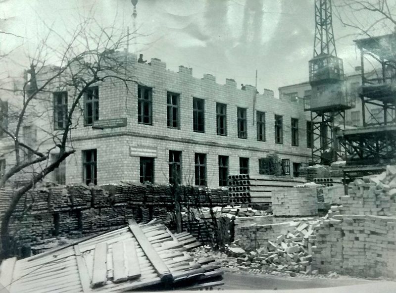 Файл:Строительство корпуса Л 1957 год.jpg