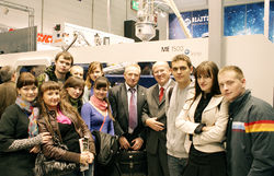 Заведующий кафедрой И.В. Скопинцев с группой студентов на выставке в Дюссельдорфе