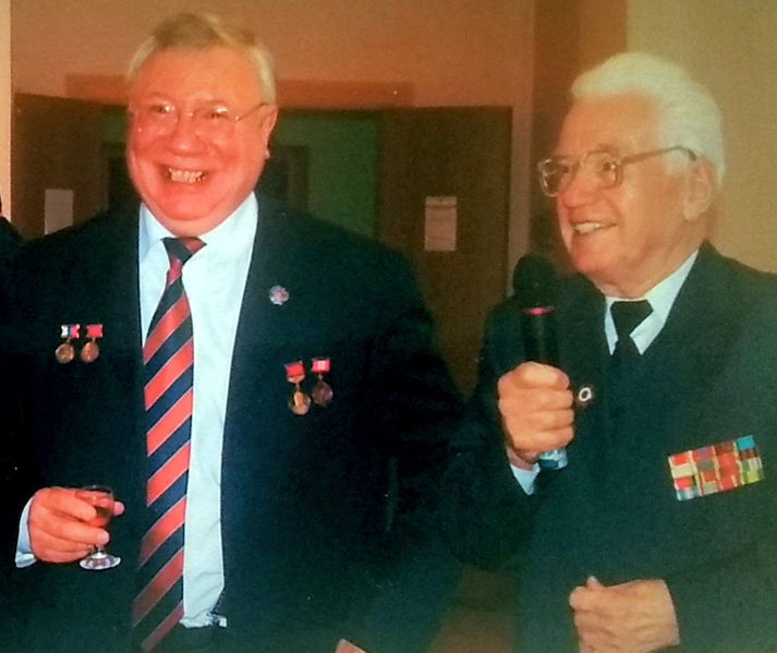 Файл:Басов поздравляет Генералова.jpg