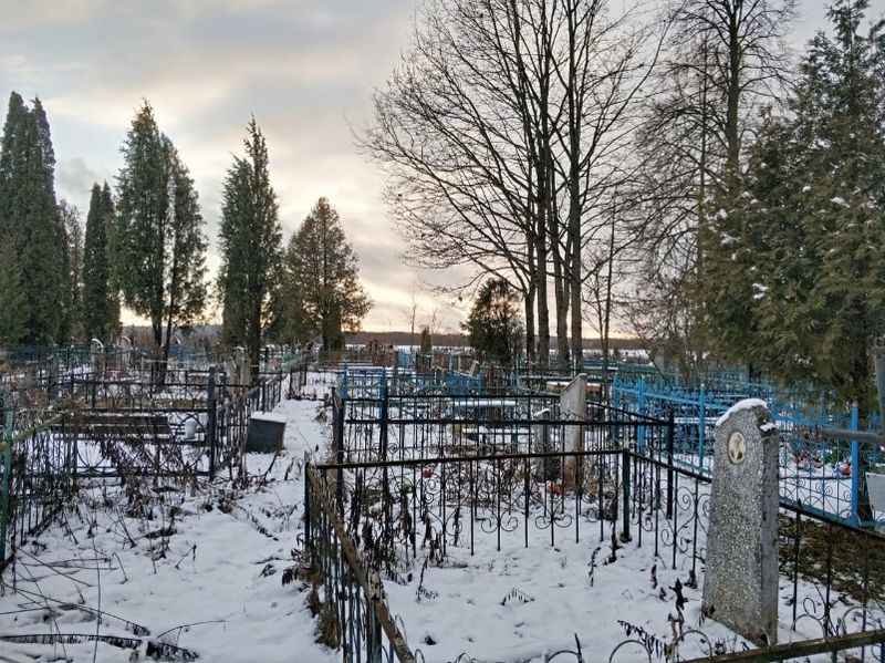 Файл:Вид сельского кладбища под Минском.jpg