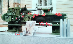 Возложение цветов к памятному знаку 19 декабря 2001 года