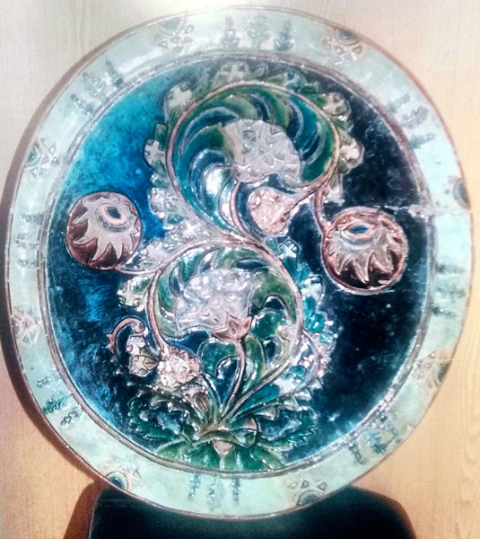 Файл:Блюдо у стены.jpg